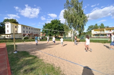 boisko siatkarskie w obozie wypoczynkowym dla dzieci Jagusia